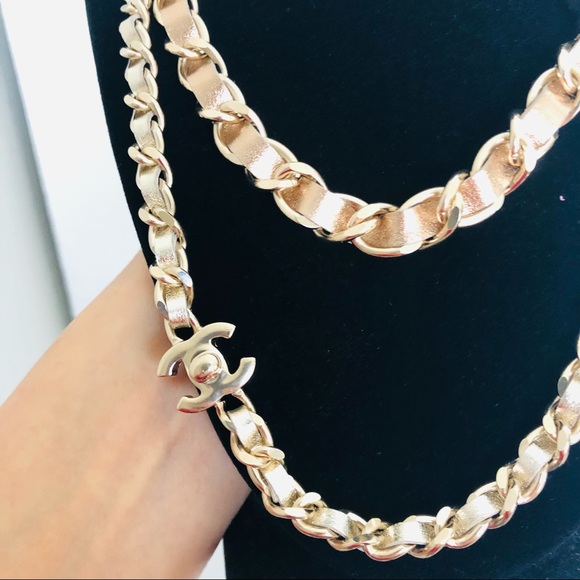 Authentic pale gold tone chain necklace with turn lock double layered - Picture 11 of 11